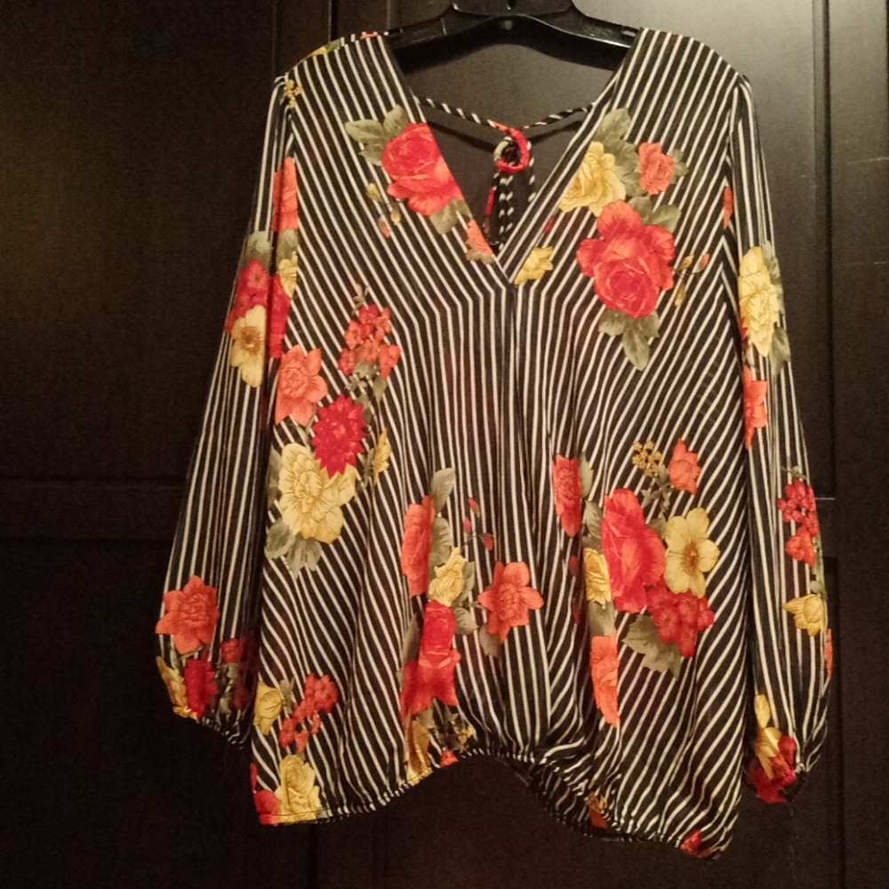 UPS&DOWNS blouse size XL